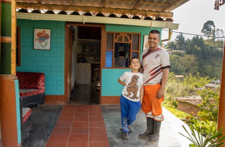 Comfama y el Gobierno Nacional entregan kits solares gratuitos para hogares vulnerables en Antioquia